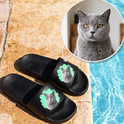Schwarze Badelatschen mit personalisiertem Katzenportrait auf dem Riemen.