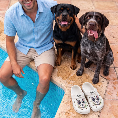 Personalisierte Clogs mit Aquarelldesign, in Weiß, neben einem Mann und zwei Hunden am Pool.