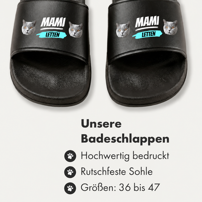 Personalisierte Badelatschen in Schwarz mit Aufdruck "MAMI LETTEN" und Katzenmotiven. Rutschfeste Sohle, Größen 36 bis 47.