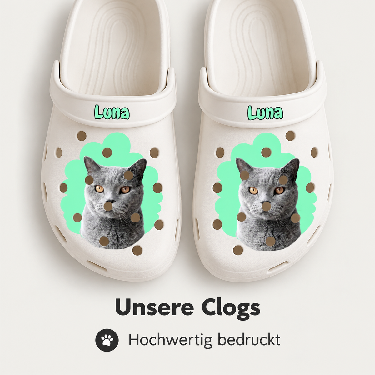 Personalisierte Clogs in Weiß mit Katze-Portrait und grüner Hintergrundgrafik. Namenszug "Luna" auf der Oberseite.