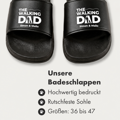 Schwarze Badelatschen mit dem Aufdruck "The Walking Dad" und personalisierten Namen. Rutschfeste Sohle.