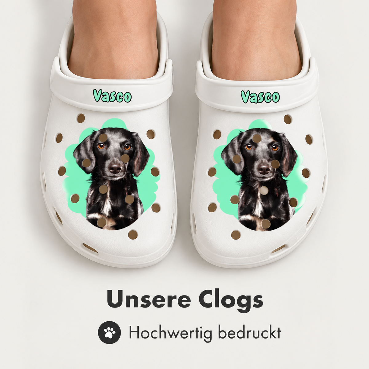 Personalisierte weiße Clogs mit Haustierportrait eines Hundes und dem Namen "Vasco" oben.