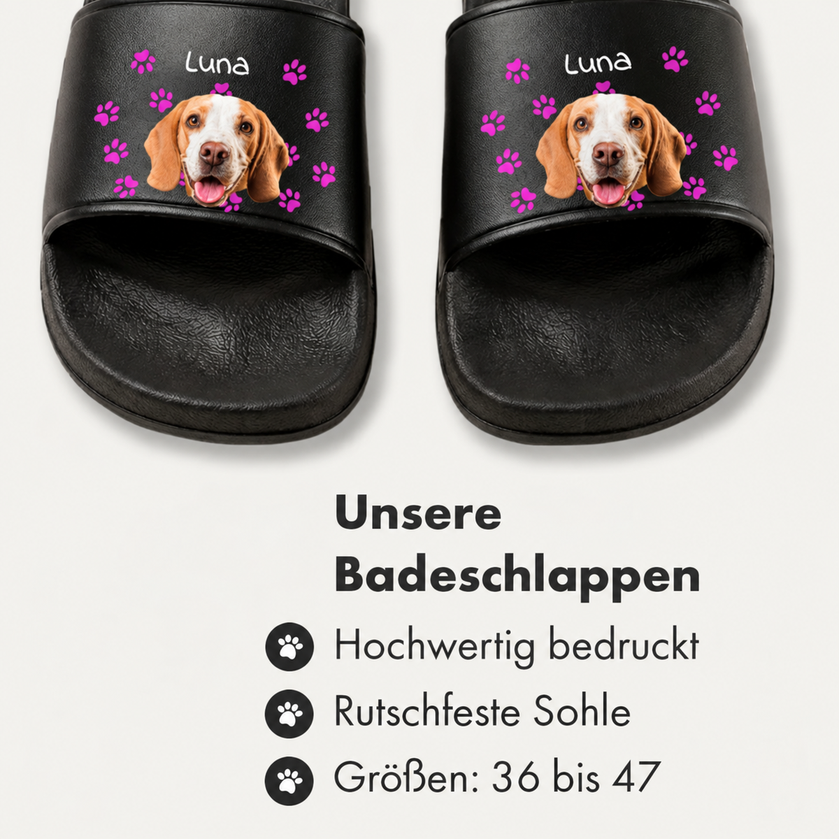 Schwarze Badelatschen mit personalisiertem Druck eines Hundegesichts und Pfotenabdrücken.