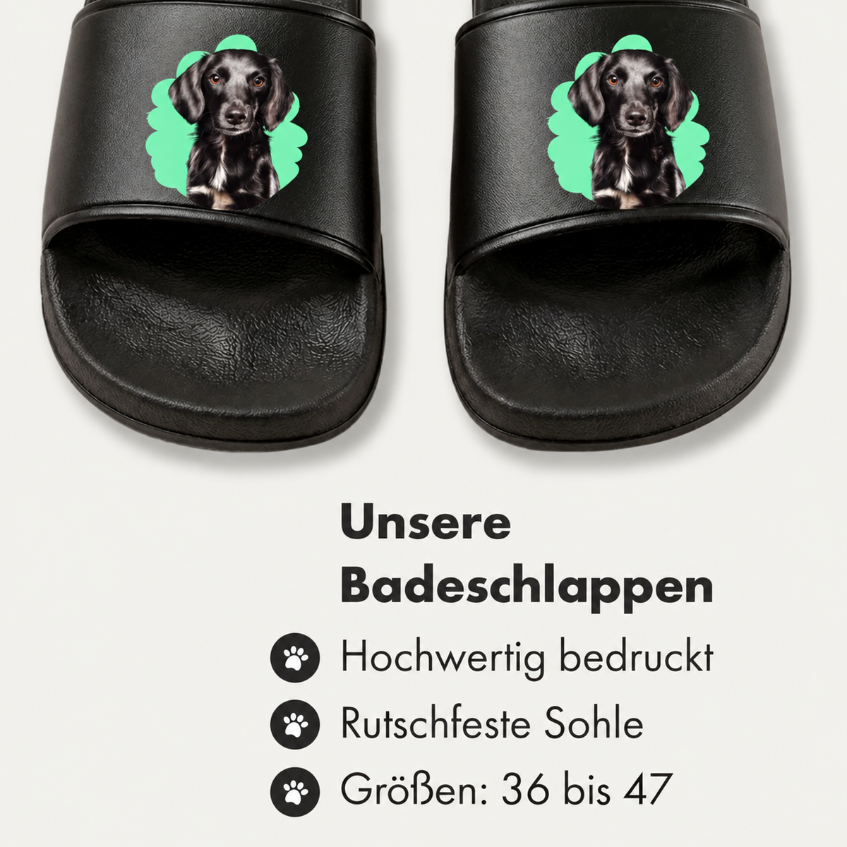Personalisierte Badelatschen mit schwarzem Fußbett und Haustierportrait auf der Oberseite. Größen 36 bis 47.