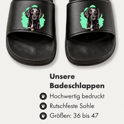 Personalisierte Badelatschen mit schwarzem Fußbett und Haustierportrait auf der Oberseite. Größen 36 bis 47.