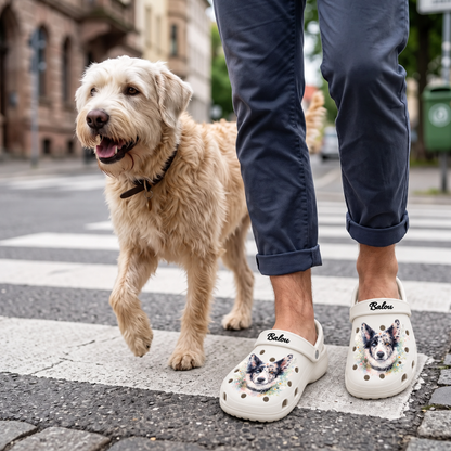 Person trägt personalisierte Clogs mit Aquarell-Hundemotiv und geht spazieren mit einem Hund.