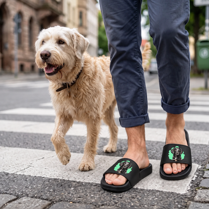 Personalisierte Badelatschen mit Haustierportrait, schwarz, getragen von einer Person auf einem Zebrastreifen, Hund daneben.